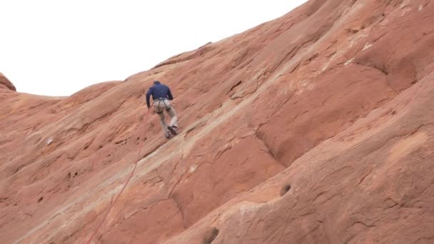 Człowiek odpychania na redrock w południowym utah — Wideo stockowe