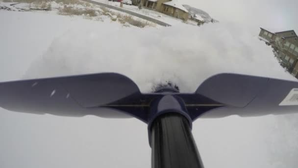 Un uomo spala la neve dal vialetto — Video Stock