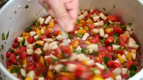 L'uomo mescola salsa di pesca colorata — Video Stock