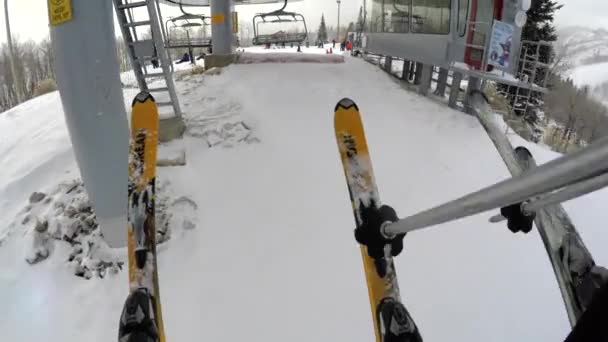 Man Ski's uit de lift omhoog berg — Stockvideo