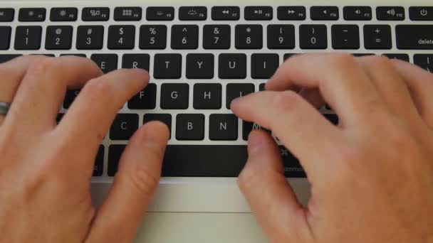 Hombre escribiendo en un ordenador portátil — Vídeo de stock