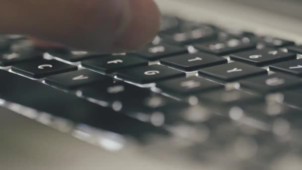Tipik bir dizüstü bilgisayar klavye üzerinde adam — Stok video