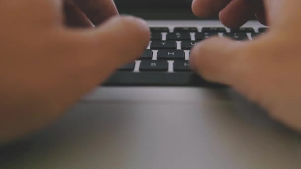 Hombre escribiendo en su computadora portátil en la oficina — Vídeo de stock