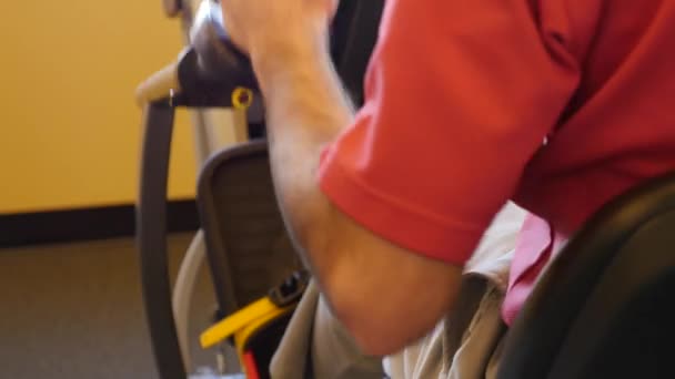Homem usando uma máquina de escada sentado — Vídeo de Stock