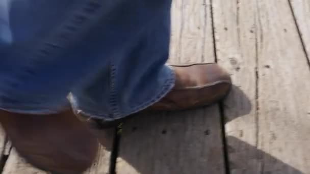 Bir tahta iz üzerinde yürüyen adam — Stok video