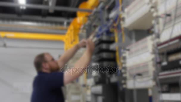 Hombre trabajando en un servidor de telecomunicaciones — Vídeos de Stock