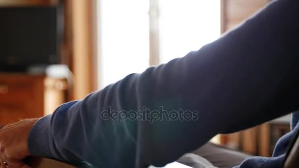 Muž pracuje z domova v pyžama — Stock video