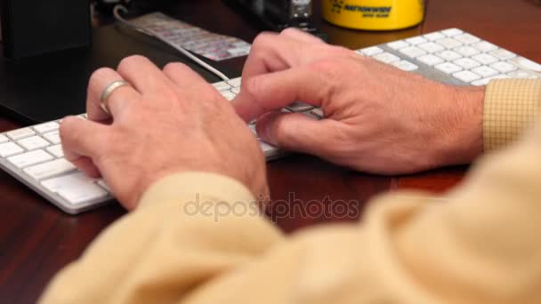 Mans mãos digitando no computador em um escritório — Vídeo de Stock