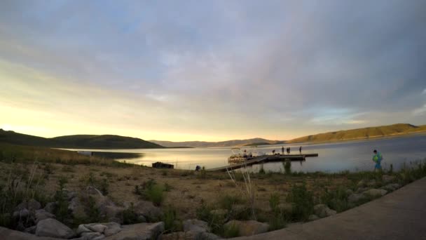 People fishing on a dock in the lake — Stock Video