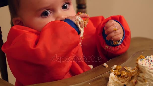 Bebé niño comiendo su pastel de cumpleaños — Vídeo de stock