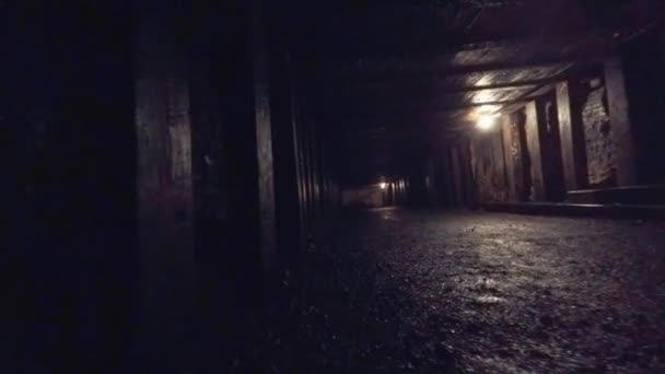 Mineiros agachado através de uma mina de carvão — Vídeo de Stock