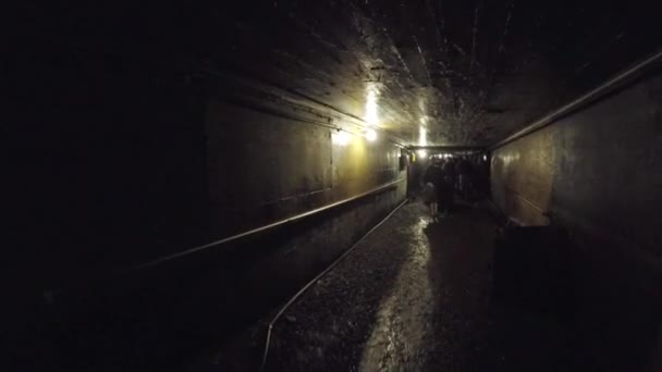 Ανθρακωρύχοι μέσα στο ορυχείο άνθρακα — Αρχείο Βίντεο