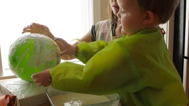 Мати Хлопчик Роблять Пінату Вдома — стокове відео