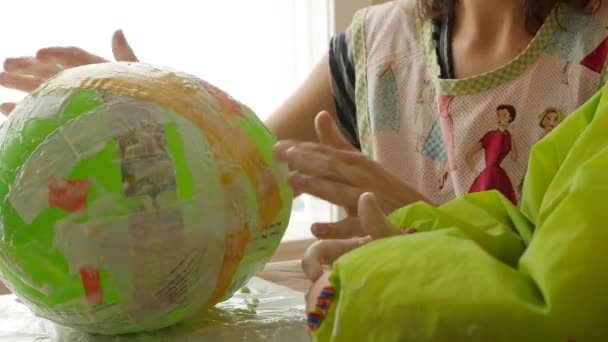 Anne Çocuk Dolly Adlı Bir Pinata Yapma — Stok video