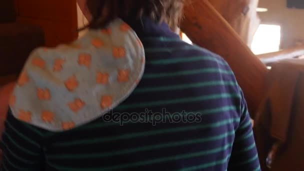 Мать носит спящего ребенка через дом — стоковое видео
