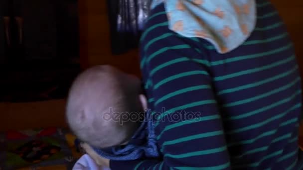 Madre porta bambino addormentato — Video Stock