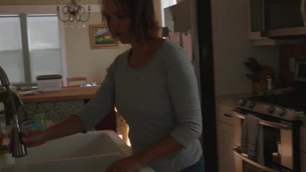 Mor skära grönsaker i köket till middag — Stockvideo