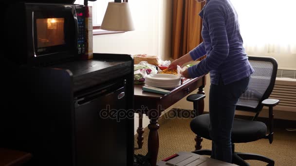 Madre haciendo pizza en microondas — Vídeos de Stock