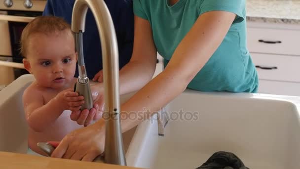 Madre dando baño de bebé en fregadero de cocina — Vídeos de Stock