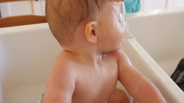 Mère donnant un bain de bébé dans l'évier de cuisine — Video