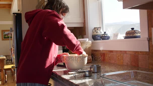 Мама смешивает масло и муку, чтобы испечь пирог — стоковое видео