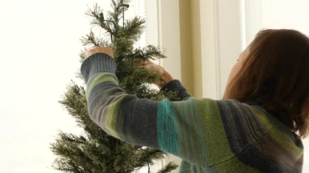 Madre estableciendo árbol de navidad familiar — Vídeos de Stock