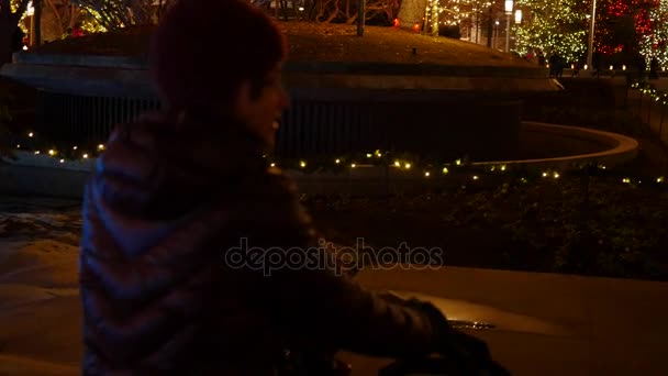 Matka s kočárkem při pohledu na vánoční osvětlení — Stock video