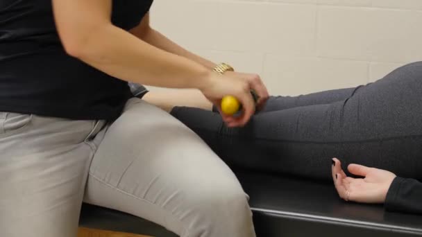 Verpleegkundige streching meisjes beenspieren in therapie — Stockvideo