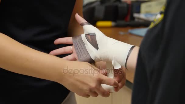 Krankenschwester filmt Mädchen mit verstauchtem Handgelenk im Krankenhaus — Stockvideo