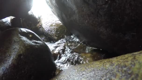 Agua del océano salpicando en la cueva en la orilla — Vídeos de Stock