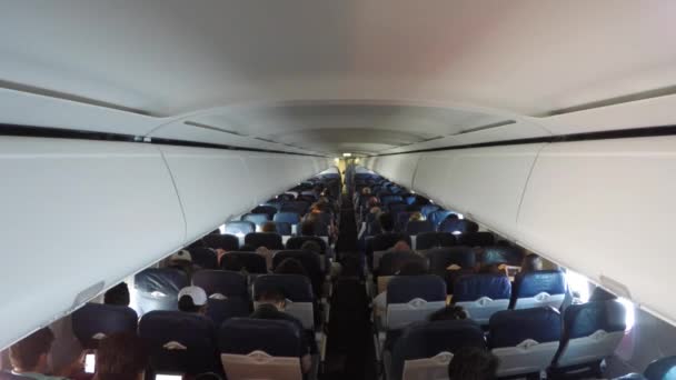 Reizigers vliegen op een commerciële luchtvaartmaatschappij — Stockvideo