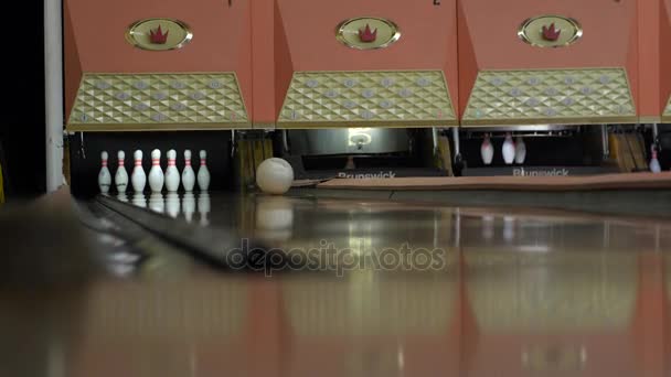 Gente jugando un juego de bolos — Vídeos de Stock