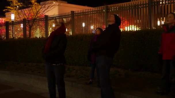 Eine Familie Betrachtet Die Weihnachtsbeleuchtung Auf Dem Tempelplatz Der Salzseestadt — Stockvideo