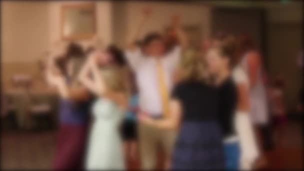 Gente bailando en una recepción de boda — Vídeo de stock