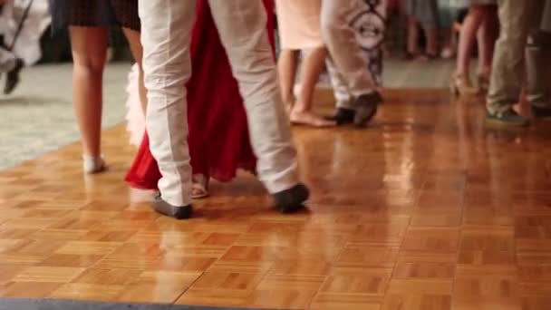 Люди танцюють на весільному прийомі — стокове відео