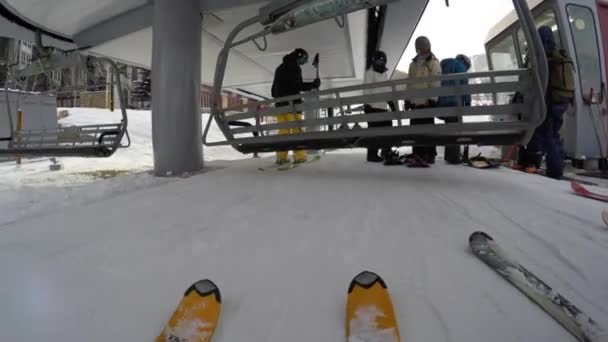 People get on ski lift going up mountain — Stock Video