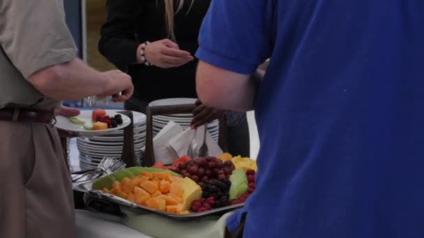 Pessoas recebendo comida em uma recepção de casamento — Vídeo de Stock