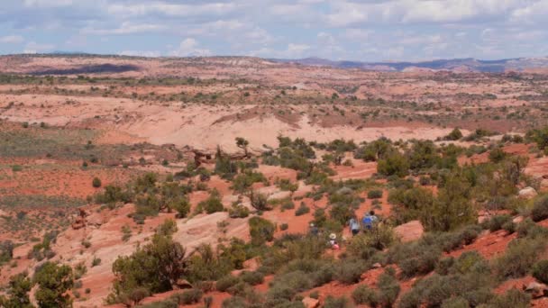 Orang-orang hiking through a hot desert — Stok Video