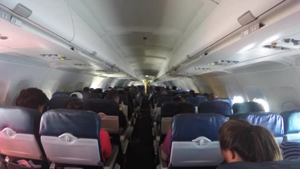 Gente en un gran avión comercial en vuelo — Vídeos de Stock