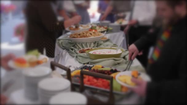 People serving food at a wedding reception — Stock Video