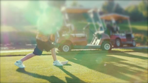 Pessoas jogando um jogo de golfe em um campo de golfe — Vídeo de Stock