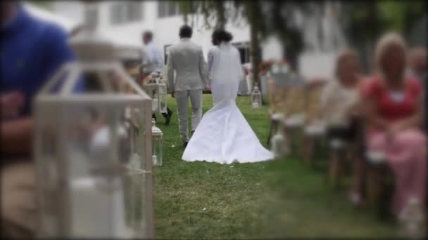 La gente camina por un pasillo durante una ceremonia de boda — Vídeos de Stock