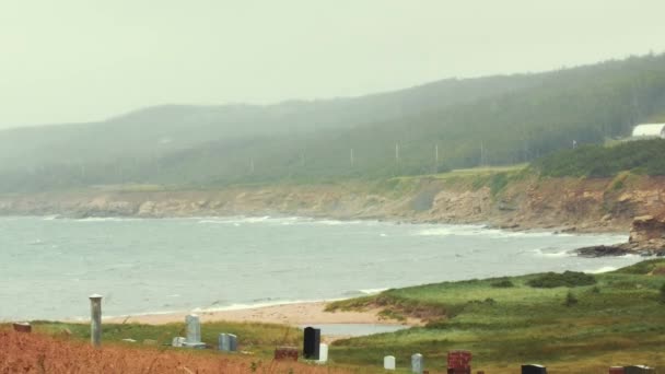 Havets vågor på en klippig kust med kyrkogård — Stockvideo
