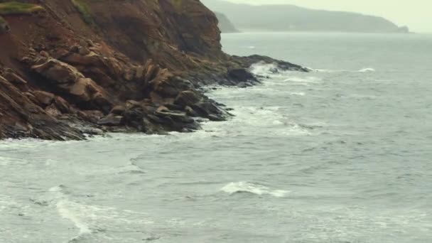 Havets vågor på rocky shore — Stockvideo
