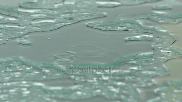 Gotas de lluvia caen sobre mesa de vidrio — Vídeo de stock