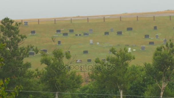 Des gouttes de pluie tombent sur un cimetière — Video