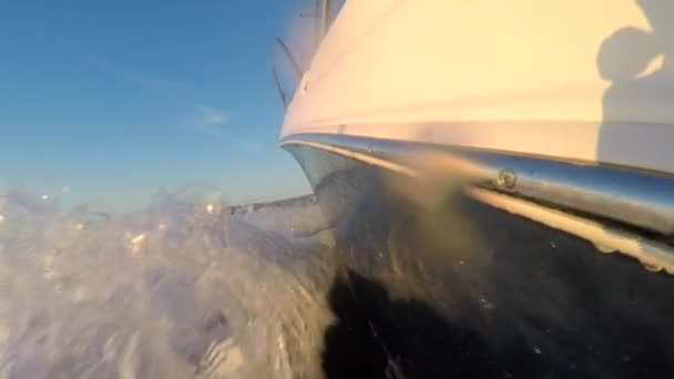 Großes Boot bei Sonnenuntergang — Stockvideo