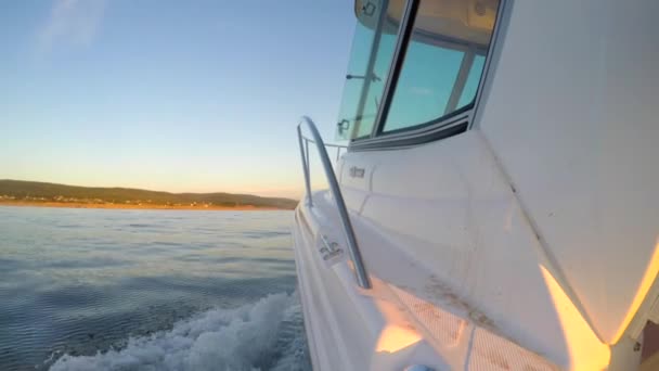 Großes Boot bei Sonnenuntergang — Stockvideo