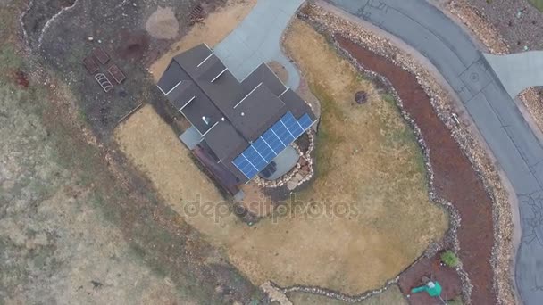 Huis met zonnepanelen — Stockvideo