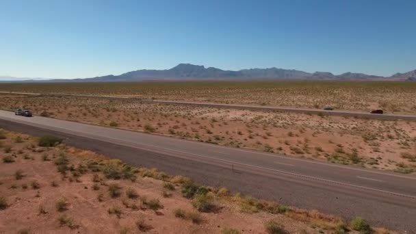 Coches y camiones que viajan por el desierto — Vídeos de Stock